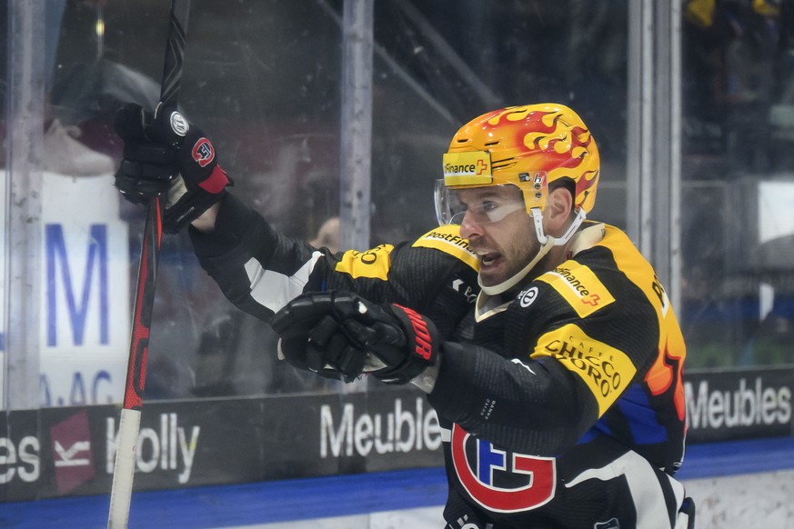 le top scorer PostFinance fribourgeois Christopher DiDomenico celebre son goal (1-1), lors de la rencontre de playoff 1/2 de final acte 3 du championnat suisse de hockey sur glace de National League L ...