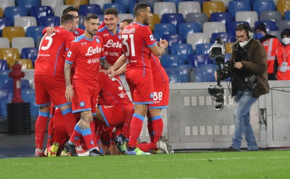 epa09675994 Napoli players celebrate the 1-0 goal during the Italian Serie A soccer match SSC Napoli vs UC Sampdoria at the Diego Armando Maradona stadium in Naples, Italy, 09 January 2022. EPA/CESARE ...