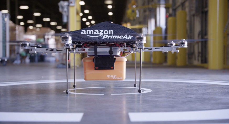 HANDOUT - An eine Mini-Drohne des Online-Haendlers Amazon ist eine Paketkiste (unten) befestigt (undatiertes Handout). Amazon will in einigen Jahren Bestellungen mit automatischen Mini-Drohnen zustell ...