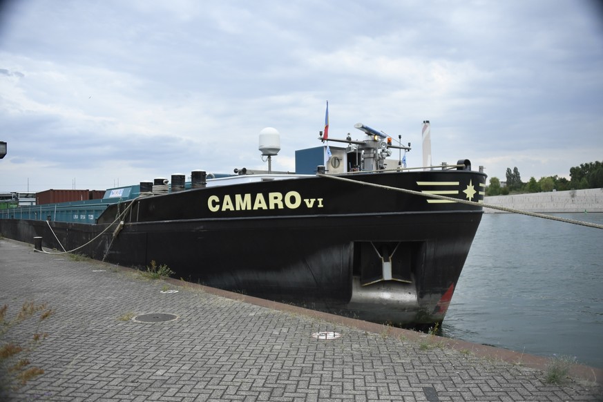 Verunglücktes Frachtschiff auf dem Rhein, am Donnerstag, 18. Juli 2019 in Basel. Auf dem Rhein ist das Schiff mit der Mittleren Brücke kollidiert und danach in die Johanniterbrücke gekracht  es hat s ...