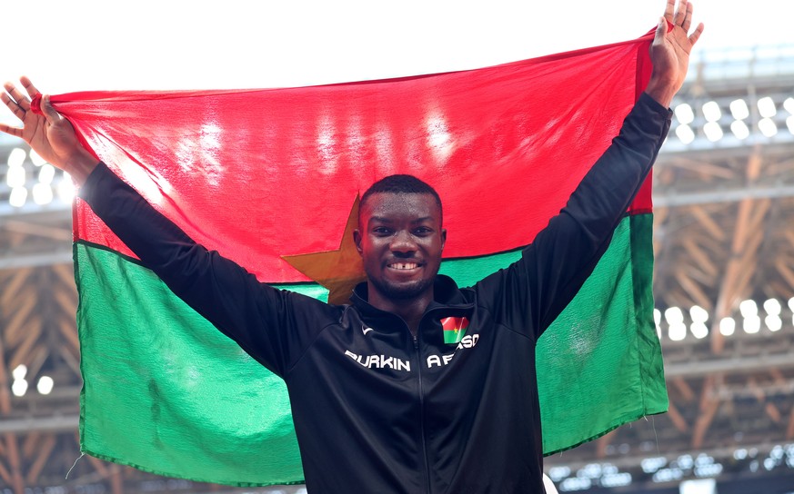 epa09396760 Hugues Fabrice Zango of Burkina Faso celebrates after winnning bronze in the Men's Triple Jump final during the Athletics events of the Tokyo 2020 Olympic Games at the Olympic Stadium in T ...