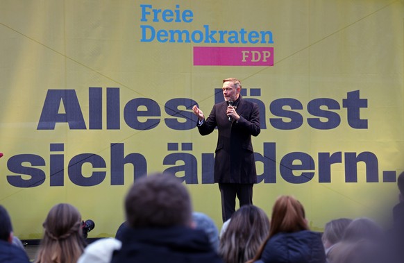 09.01.2025, Mecklenburg-Vorpommern, Rostock: Christian Lindner, FDP-Bundesvorsitzender, spricht bei seinem Wahlkampfauftritt in der Hansestadt. FDP-Chef Lindner hat nach einem Schaumwurf auf ihn bei e ...