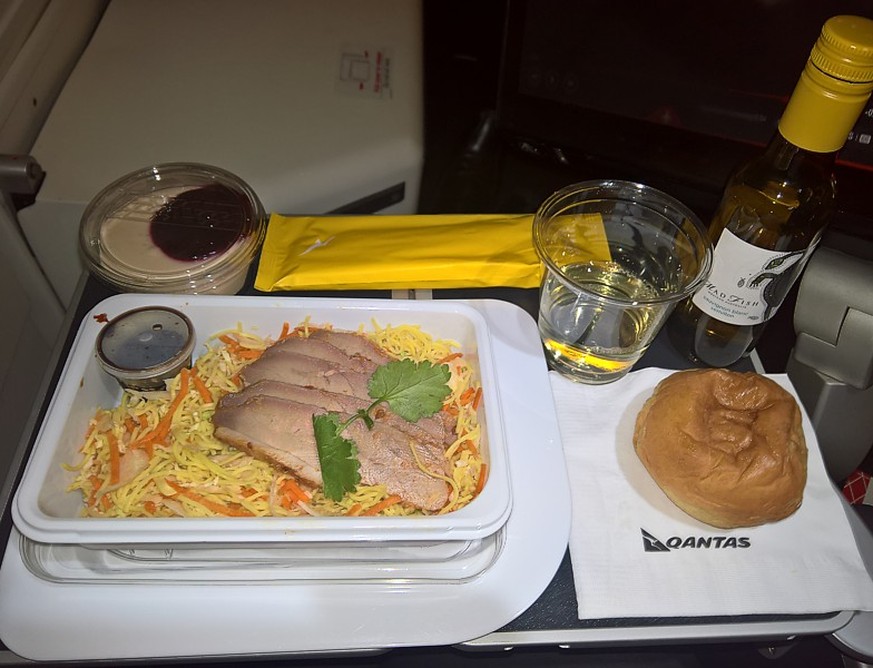 qantas economy class food essen flug fliegen http://www.airreview.com/Qantas/Food.htm