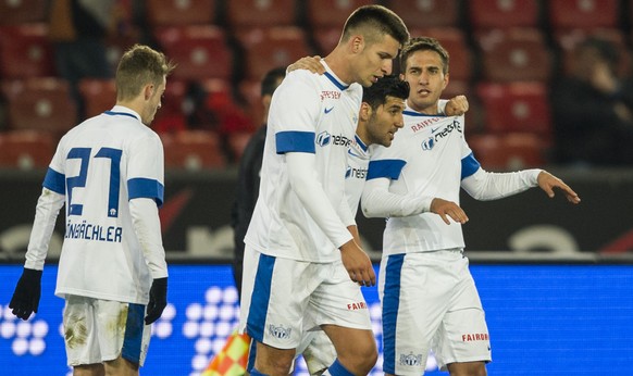 Gavranovic (ganz rechts) wird von seinen Teamkollegen zum Tor des Tages beglückwünscht.