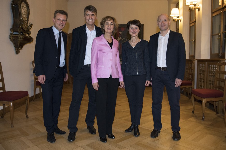 Der neue Berner Gemeinderat mit Reto Nause, CVP, Alec von Graffenried, GFL, Ursula Wyss, SP, Franziska Teuscher, GB und Michael Aebersold, SP, von links, posiert im Rathaus, am Sonntag, 27. November 2 ...