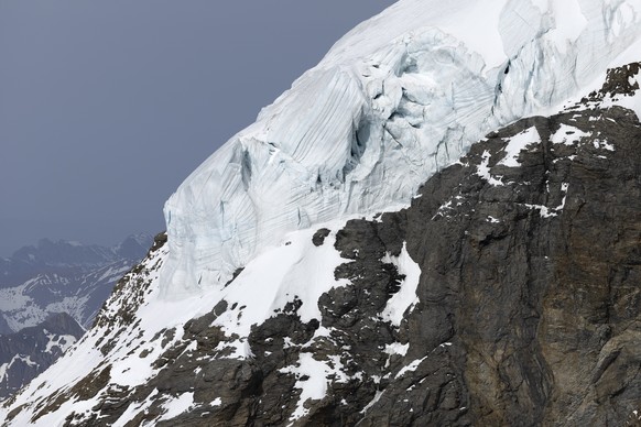 Eismassen des Gletschers Jungfraufirn, der spaeter in den Grossen Aletschgletscher uebergeht, am Freitag, 21. Maerz 2025, auf dem Jungfraujoch. Gletscherforscher gaben am 1. Internationalen Tag der Gl ...
