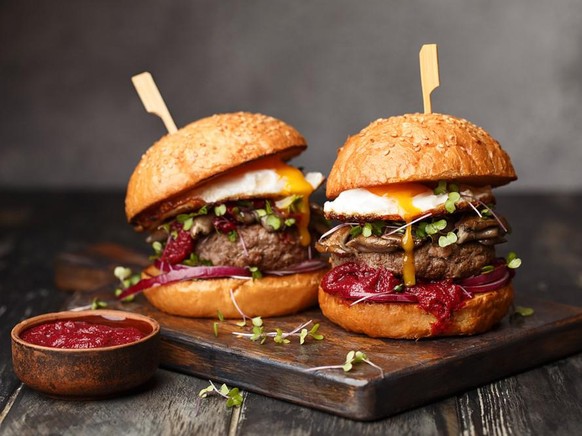 Zwei hausgemachte Burger mit Rindfleisch