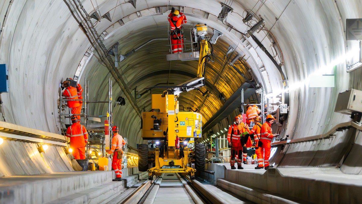 Sanierungsarbeiten im Gotthard-Basistunnel, aufgenommen am Freitag, 24. Mai 2024, bei Faido. Bei der Entgleisung eines Gueterzuges am 10. August 2023, wurde die Gleisanlage sowie ein Spurwechseltor im ...