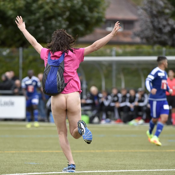 17.09.2016; Le Locle; Fussball Schweizer Cup - FC Ticino - FC Luzern;
Eine Flitzer rennt ueber das Spielfeld
(Martin Meienberger/freshfocus)