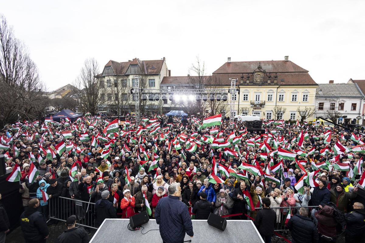 epa12854348 A handout photo made available by the Hungarian PM's General Department of Communication shows Hungarian Prime Minister Viktor Orban, leader of the ruling Fidesz party, speaking durin ...