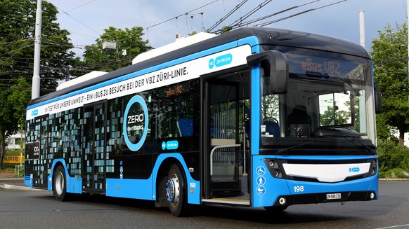 HANDOUT - Die Verkehrsbetriebe Zuerich (VBZ) testen waehrend der kommenden vier Monate einen zwoelf Meter langen, batteriebetriebenen Elektrobus. Die Erkenntnisse aus dem Probebetrieb bilden die Grund ...