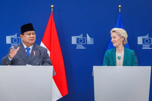 epa12235355 President of the Republic of Indonesia, Prabowo Subianto (L), and European Commission President Ursula von der Leyen (R) speak during a press point at the European Commission in Brussels,  ...