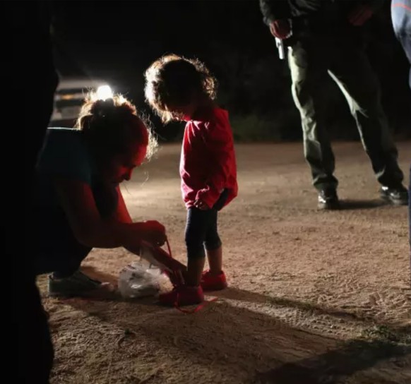Kinder werden ihren MÃ¼ttern entrissen: 7 Fakten Ã¼ber die Situation an der US-Grenze
Dieses Bild der Mutter, die ihrem Kind auf GeheiÃ der GrenzwÃ¤chter die Schuhnesteln entfernen muss bevor beide i ...