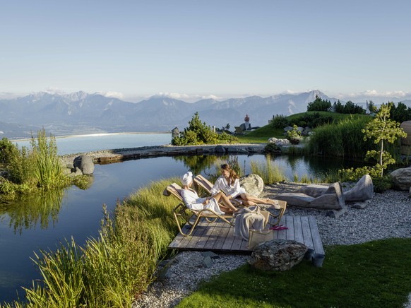 Im Spa entspannen und dabei kristallklare Seen oder eindrucksvolle Berge ins Visier nehmen: Einige Wellnessresorts in Österreich, wie das Feuerberg Mountain Resort in Kärnten, Österreich, bieten nicht ...