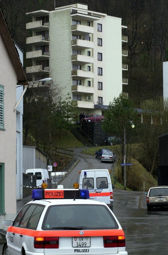 Das sechsstoeckige Mehrfamilienhaus in Chur, wo sich ein Amokschuetze nach Schuessen auf Polizeibeamte am Sonntag, 26. Maerz 2000, verschanzt hat. Ein Polizeibeamter wurde schwer, ein zweiter mittelsc ...