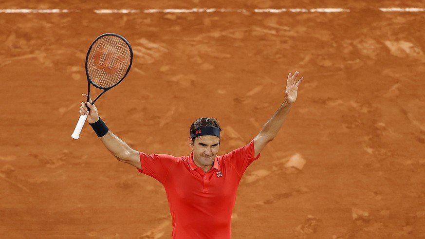 epa09250315 Roger Federer of Switzerland celebrates winning against Dominik Koepfer of Germany during their third round match at the French Open tennis tournament at Roland Garros in Paris, France, 06 ...