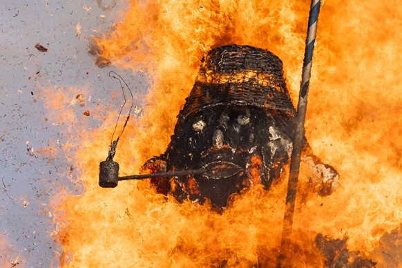 epaselect epa12060861 The head of the Boeoegg figure burns on Sechselaeuten square in Zurich, Switzerland, 28 April 2025. The Sechselaeuten (ringing of the six o'clock bells) is a traditional end ...