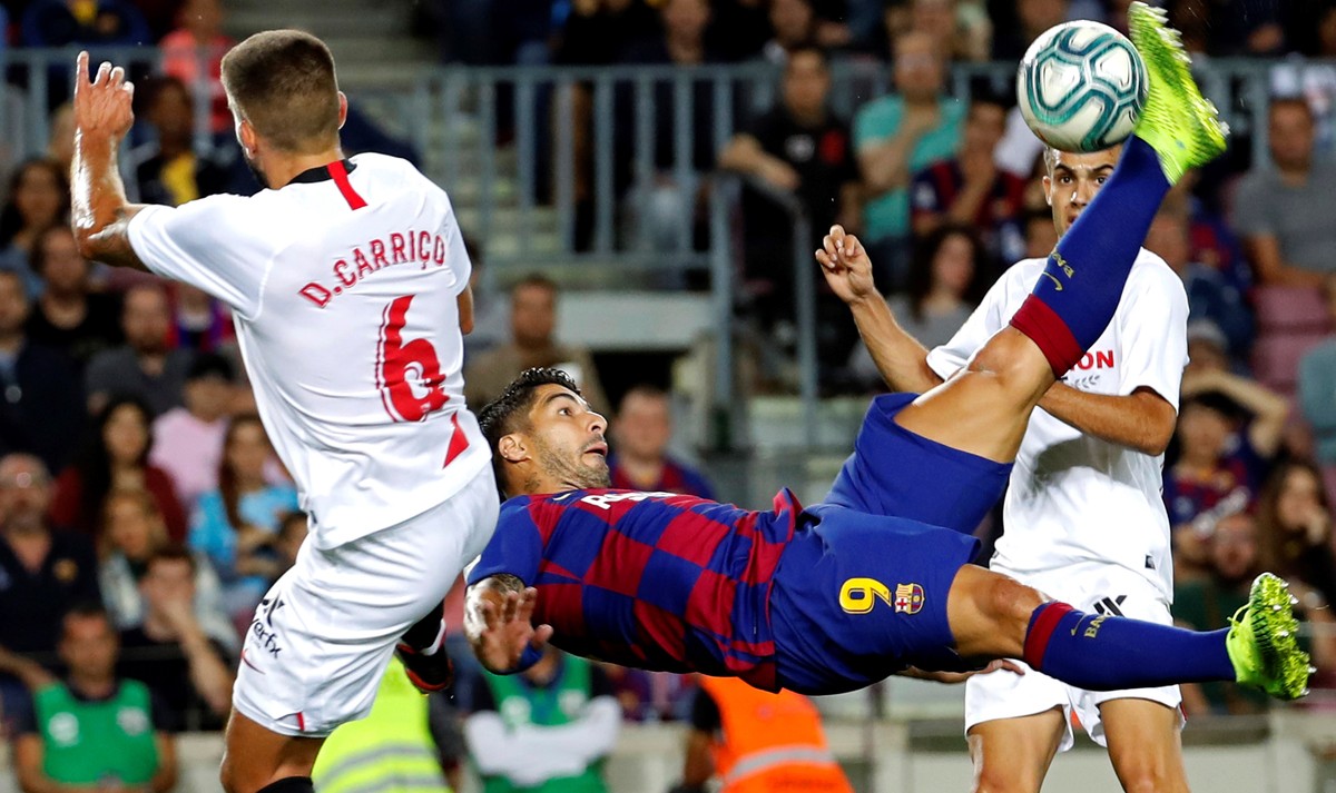 epa07902234 FC Barcelona's Luis Suarez (C) scores the 1-0 during a Spanish LaLiga soccer match between FC Barcelona and Sevilla FC at the Camp Nou stadium in Barcelona, Spain, 06 October 2019. EP ...