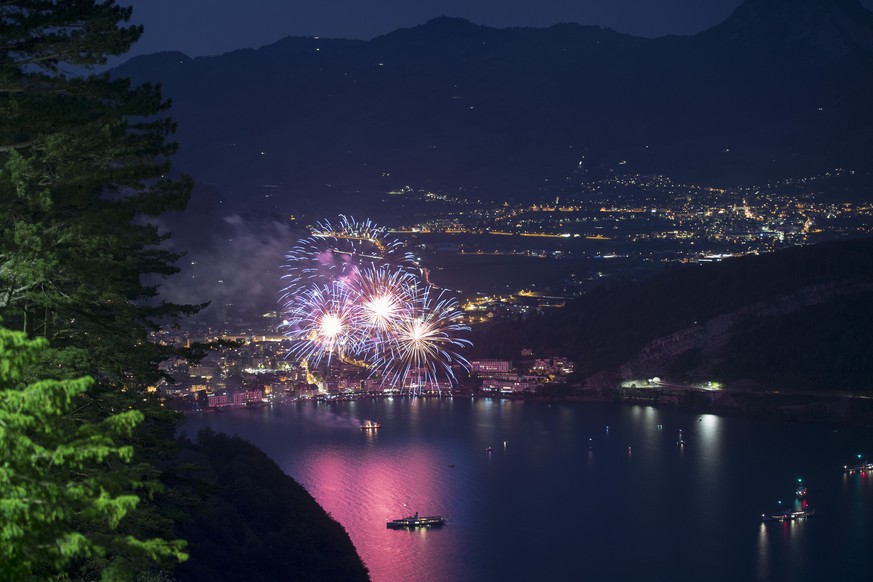 Das bewilligte Feuerwerk von Brunnen mitten auf dem Vierwaldstaettersee anlaesslich der Bundesfeier in der Schwyzer Gemeinde Brunnen vom Mittwoch, 1. August 2018. (KEYSTONE/Urs Flueeler)