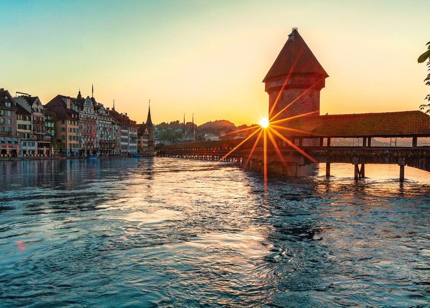 HANDOUT - BILDPAKET ZU 150 JAHRE POSTKARTE AM DIENSTAG, 30. JULI 2019 -- Die Stadt Luzern mit der Kappellbruecke und dem Wasserturm,eines der beliebtesten Schweizer Sujets im Sortiment des Postkartenv ...