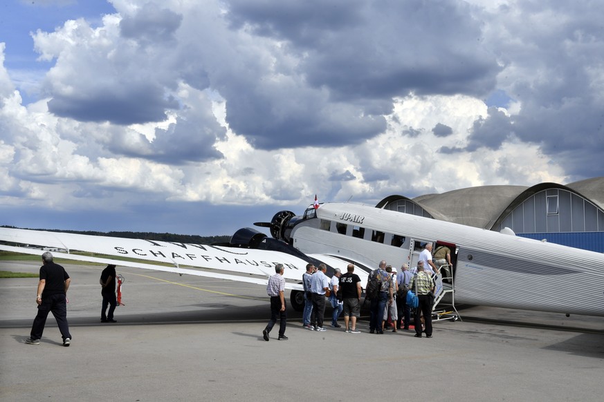 ARCHIVBILD ZUM FLUGVERBOT FUER DIE JU-52 MACHSCHIENEN DER JU-AIR, AM DIENSTAG, 20. NOVEMBER 2018 - Passagiere betreten die JU-52 der JU- AIR nach der Wiederaufnahme des Flugbetriebes in Duebendorf am  ...