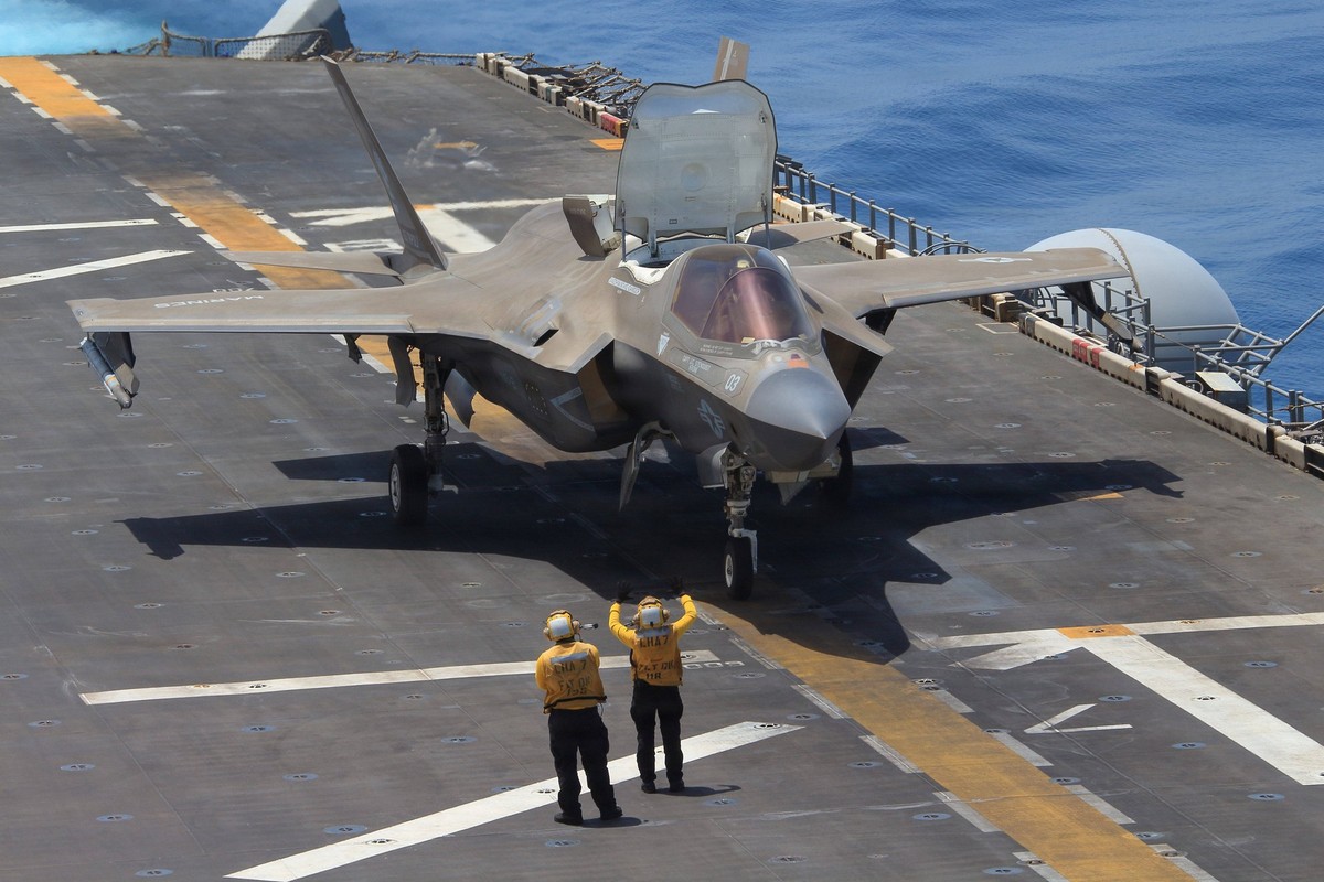 April 30, 2026, Arabian Sea, International Waters: U.S. Navy sailors signal a Marine Corps F-35B Lightning II stealth fighter aircraft assigned to Green Knights of Marine Fighter Attack Squadron 121,  ...