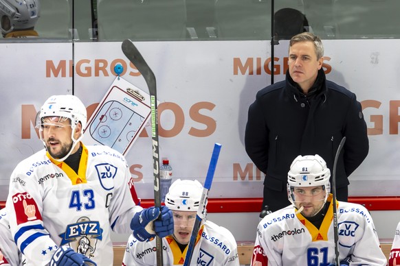 Zug&#039;s Head coach Dan Tangnes looks the game, during a National League regular season game of the Swiss Championship between Lausanne HC, LHC, and EV Zug, EVZ, at the ice stadium Vaudoise Arena in ...