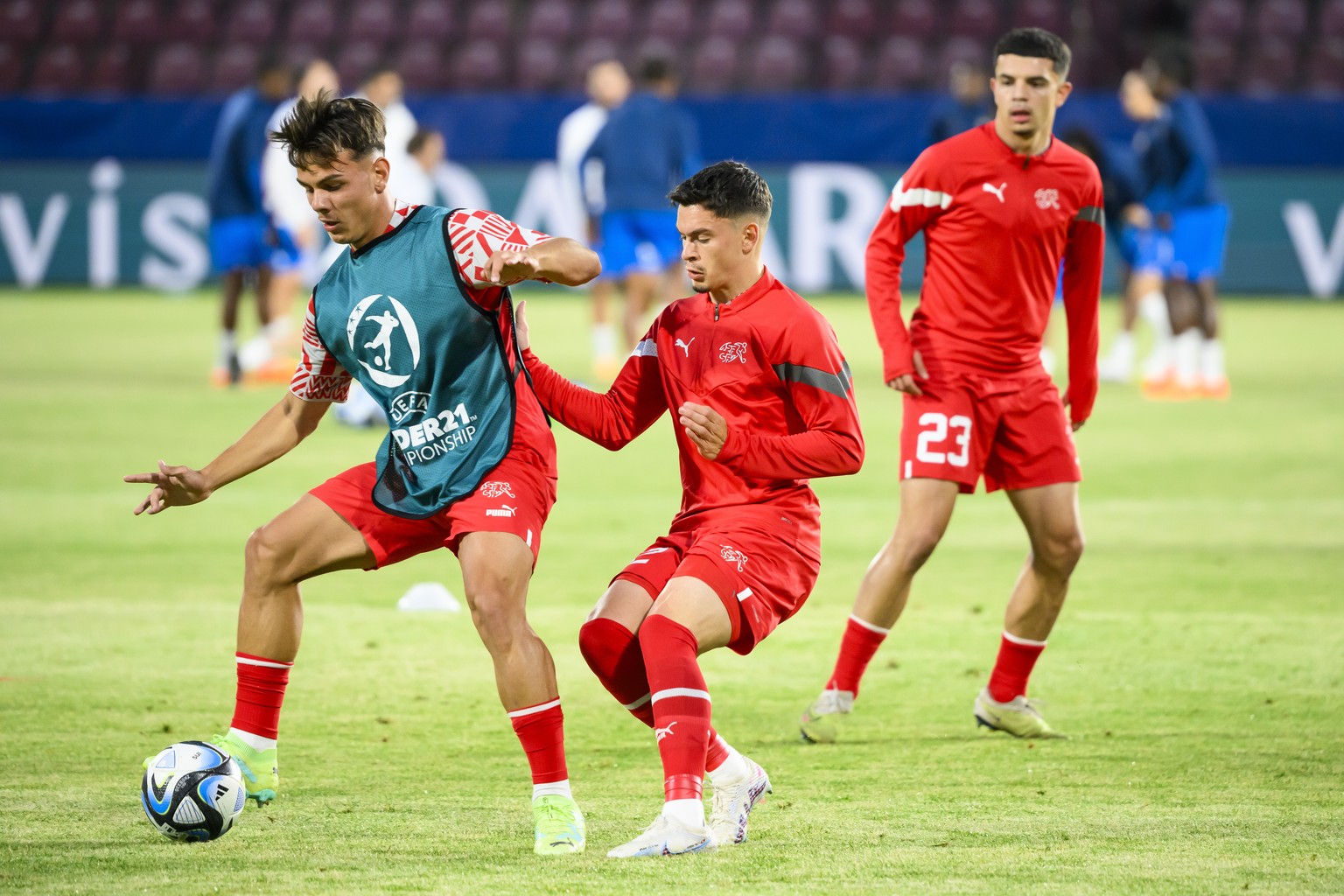 Switzerland&#039;s Ardon Jashari, left, in action with Switzerland&#039;s Fabian Rieder, center, next to Switzerland&#039;s Zeki Amdouni, right, during a training before a Group D match between Switze ...