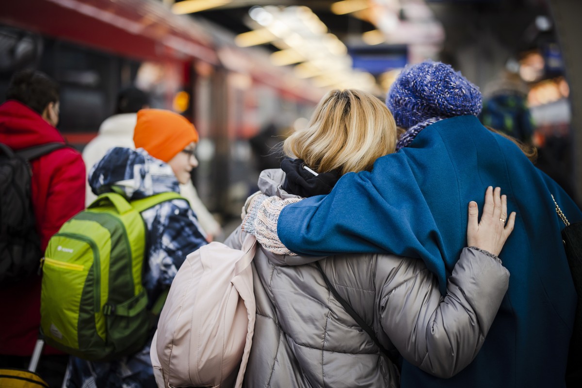 epa09813019 A woman from Ukraine is welcomed after her arrival with her family at Zurich's central station, following Russia's invasion of Ukraine, in Zurich, Switzerland, 09 March 2022. Acc ...