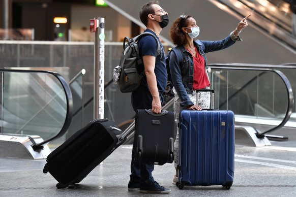 Reisende auf dem Flughafen Zuerich in Kloten am Samstag, 10. Juli 2021. Am Wochenende beginnen in weiten Teilen der Schweiz die Sommerferien. (KEYSTONE/Walter Bi