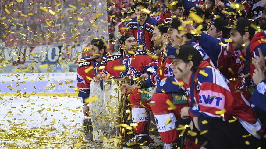 Jubel bei Rapperswil mit Torhueter Melvin Nyffeler nach dem Final des Swiss Ice Hockey Cups 2017/18 zwischen den Rapperswil-Jona Lakers und dem HC Davos, am Sonntag, 4. Februar 2018, in der St. Galler ...