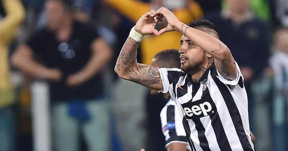epa04704741 Juventus&#039; Arturo Vidal jubilates after converting a penalty during the UEFA Champions League quarter final first leg soccer match between Juventus FC and AS Monaco at the Juventus Sta ...