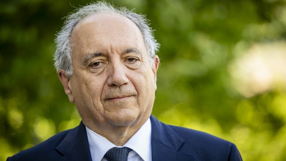 Gian Lorenzo Cornado, l'ambassadeur d'Italie en Suisse, pose apres une rencontre avec les autorites du Valais suite au drame de Crans-Montana le vendredi 24 avril 2026 a Martigny. (KEYSTONE/ ...