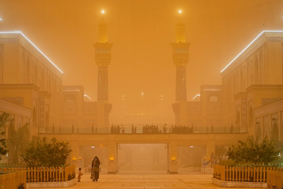 People walk near the Imam Ali shrine during a heavy dust storm in Najaf, Iraq, Monday, May 18, 2026. (AP Photo/Anmar Khalil)
APTOPIX Iraq Dust Storm