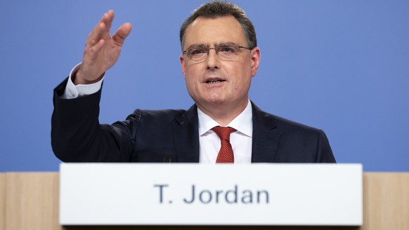 Thomas Jordan, Praesident des Direktoriums der Schweizerischen Nationalbank SNB, spricht waehrend des Halbjahres-Mediengespraechs, am Donnerstag, 17. Juni 2021, in Bern. (KEYSTONE/Peter Klaunzer)