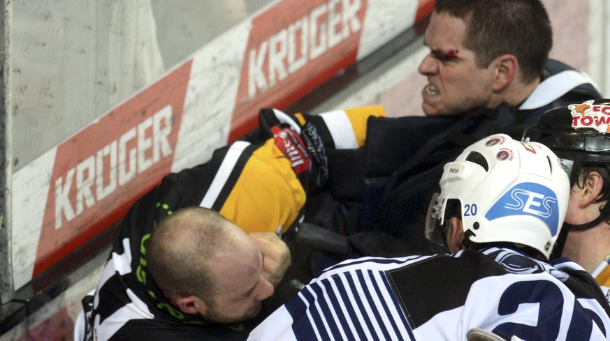 Wenn's sein muss, ist Goalie Schaefer (rechts) auch ein Mann fürs Grobe. Hier vermöbelt er im Tessiner Derby den Luganesi&nbsp;Jacob Mcflikier.