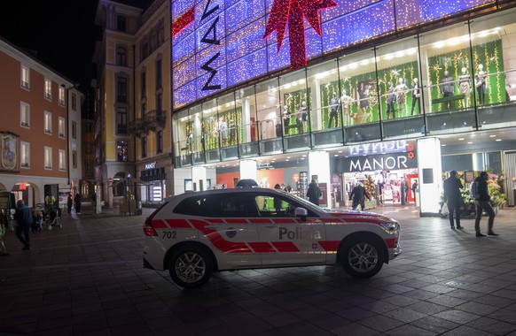 Das Kaufhaus Manor an der Piazza Dante in Lugano am Dienstag, 24. November 2020. Am Nachmittag kurz nach 14.00 Uhr ist es im Kaufhaus zu einer Messerstecherei gekommen. Wie die Tessiner Kantonspolizei ...