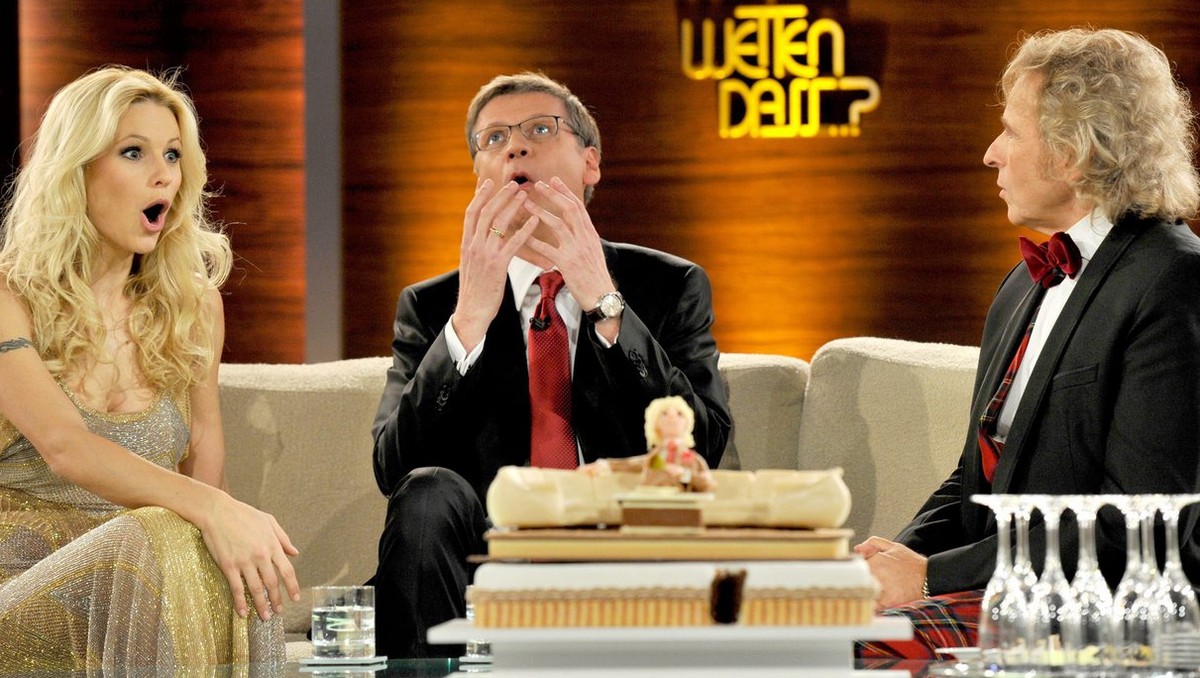 epa03023661 German tv host Thomas Gottschalk (R) with German tv personality Guenther Jauch (C) and his Swiss co-host Michelle Hunziker (L) on stage during the broadcast of German TV show 'Wetten, ...