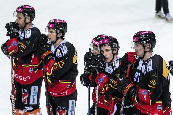 Berns Spieler sind enttaeuscht im Eishockey Spiel der National League zwischen dem SC Bern und den ZSC Lions, am Dienstag 26. September 2023, in der PostFinance Arena in Bern. (KEYSTONE/Peter Schneide ...