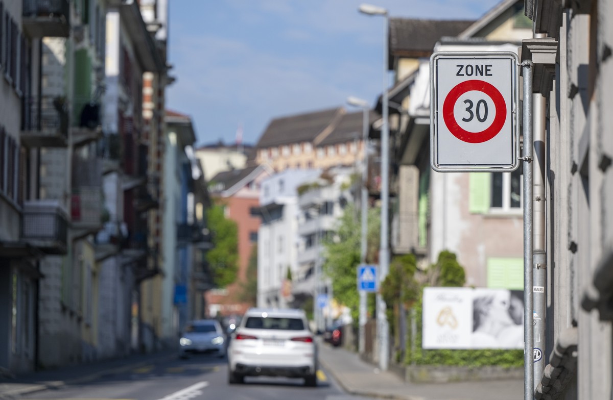 Der Tempo 30 an der Bernstrasse in Luzern anlaesslich einer Medienkonferenz der 7 Luzerner Quartiervereine Hochwacht, BaBel, Maihof, Guetsch,Hirschmatt-Neustadt, und Obergrund in welcher sie zu sofort ...
