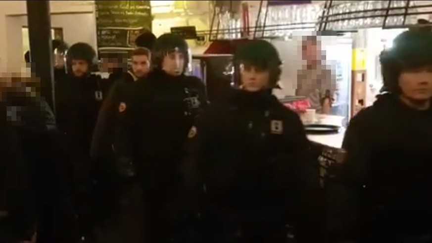 Polizisten vor der Bar des Restaurant Sous Le Pont in der Berner Reitschule.