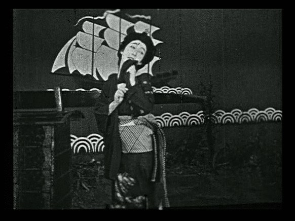Bilder aus Tojin Okichi(1930), in dem sie Assistant Director war.
https://alchetron.com/Tojin-Okichi#-