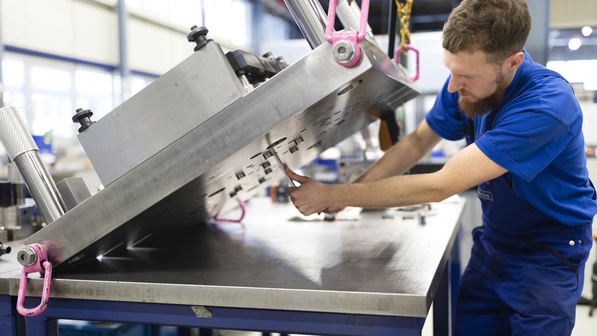 ZUR BILANZMEDIENKONFERENZ VON FEINTOOL STELLEN WIR IHNEN HEUTE DIENSTAG, 8. MAERZ 2016, FOLGENDES NEUES BILDMATERIAL ZUR VERFUEGUNG --- An employee works on a machine at the company Feintool in Lyss,  ...