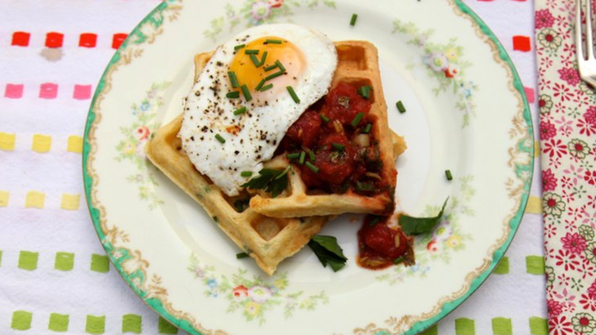 1. Cornmeal and Chive Waffles with Salsa and Eggs
waffeln eier essen food kochen http://joythebaker.com/2012/01/savory-cornmeal-and-chive-waffles-with-salsa-and-eggs/