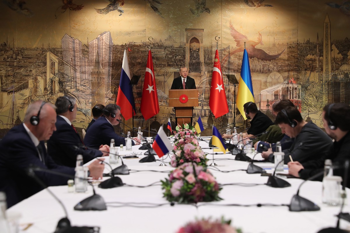 epa09857141 A handout photo made available by the Turkish President's Press Office shows Turkish President Erdogan (C, back) addressing the Russian (L) and Ukrainian (R) delegations before their  ...
