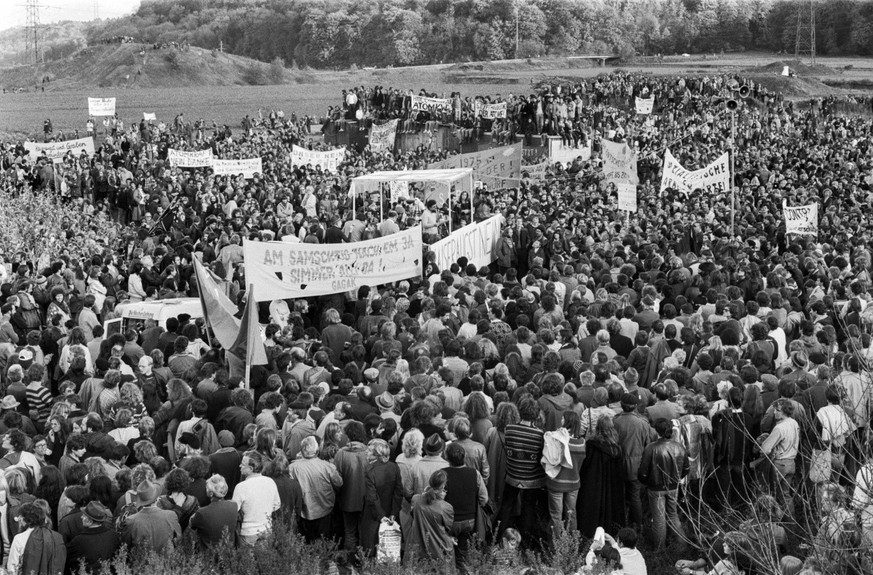 Rund 20&#039;000 Personen demonstrieren in Kaiseraugst gegen den Bau des geplanten Atomkraftwerks, aufgenommen am 31. Oktober 1981. &quot;Kaiseraugst niemals&quot; heisst es an diesem Samstag, nachdem ...