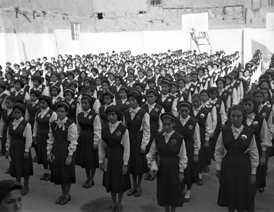 0597834093 ElComercioPeru LIMA, 1 DE ABRIL DE 1959 ESCOLARES ASISTEN AL COLEGIO EN PRIMER DIA DE CLASES. FOTO: EL COMERCIO LIMA LIMA Pero√Ç¬∫ EDITORIAL USE ONLY *** 0597834093 ElComercioPeru LIMA, APR ...