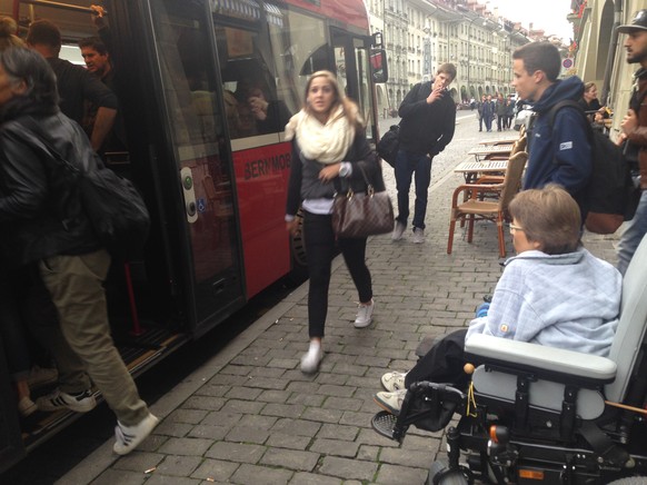 In den zweiten Bus können sich zwar noch ein paar Fussgänger quetschen, für uns reicht der Platz aber nicht mehr.