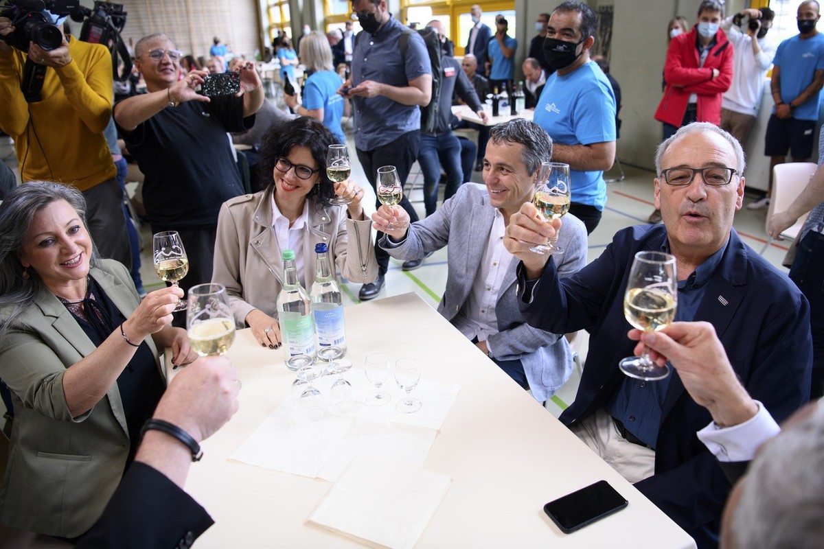 De gauche a droite, la conseillere d'Etat vaudoise Nuria Gorrite, la conseillere d'etat vaudoise Christelle Luisier, le conseiller federal Ignazio Cassis et le president de la Confederation  ...