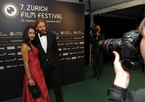 Liotard-Vogt mit Begleitung auf dem grünen Teppich des Zurich Film Festivals.